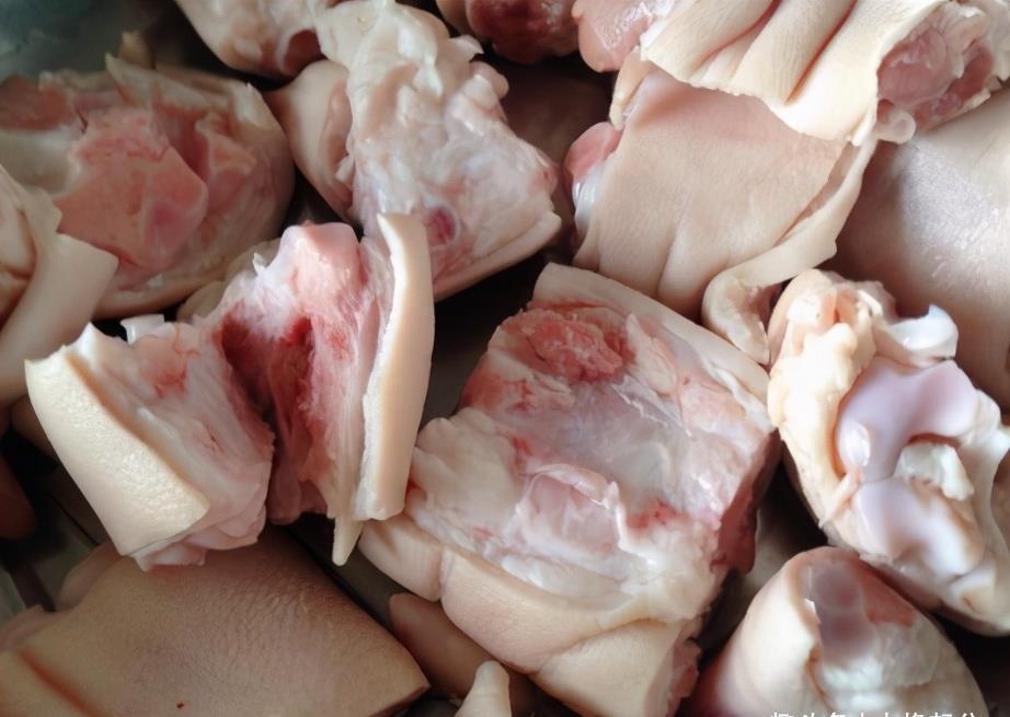 小雪节气后,吃牛肉羊肉,别忘吃猪脚,加花生一炖,满满胶原蛋白