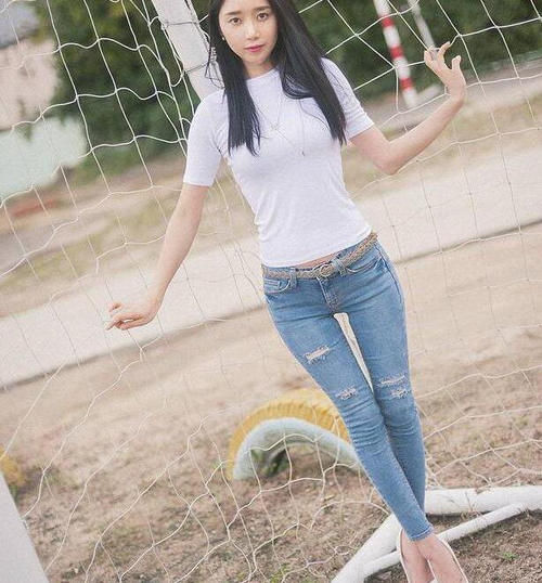  女神|女神穿搭：小姐姐爱穿漂亮的紧身牛仔裤，秀出纤细好身材！