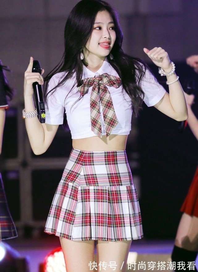 Jennie|穿襯衫配百褶裙的Jennie，甜美又漂亮，“漫畫腰”太美了