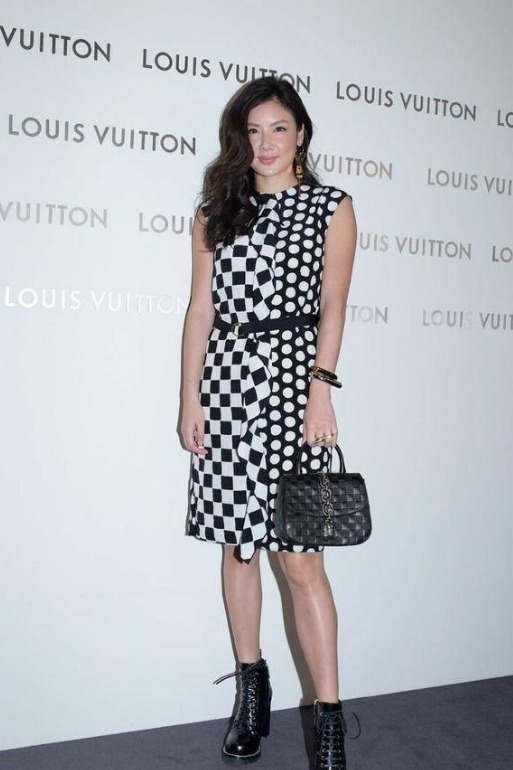 我被乐基儿饱满身材迷住了!卷发造型配无袖波点连衣裙,高贵优雅