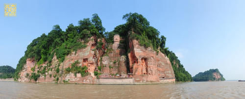 老年|乐山大佛颜值进化之路：摘掉美瞳和假发，从流浪汉变白净佛祖