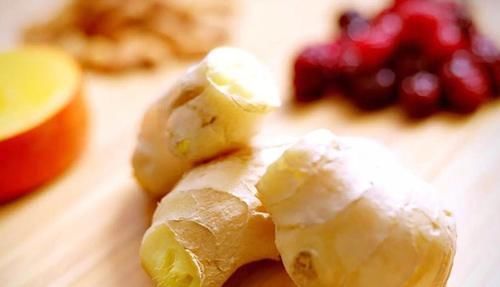 小苏打|很多人不知道,洗头时加点它,保证你头发黑又亮,还能祛除头皮屑