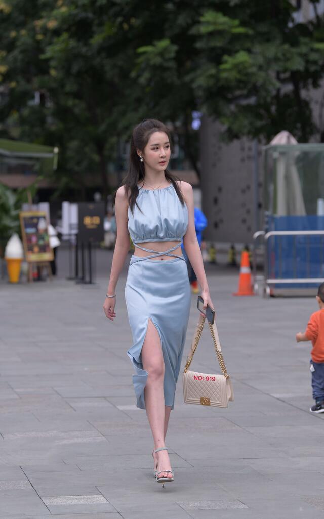 小姐姐|街拍:精品身材的小姐姐,看看是不是你喜欢的类型