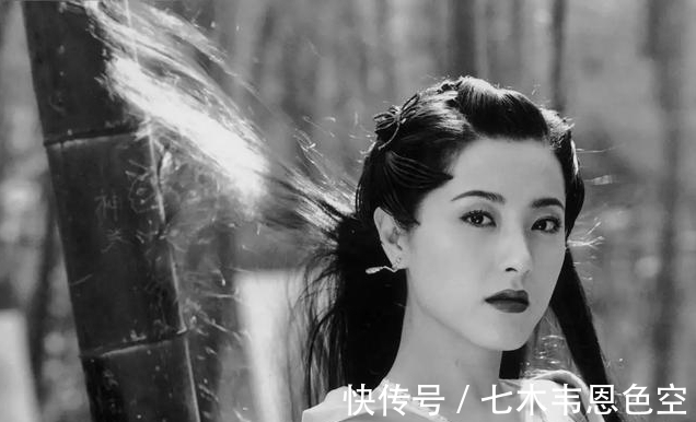 女鬼|清朝有一幅女鬼图,网友称不敢细看,放大后看她在做何事?