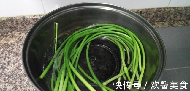凉菜|凉菜只会拍黄瓜？教你这菜，撕成条就上桌，比黄瓜好吃，过瘾