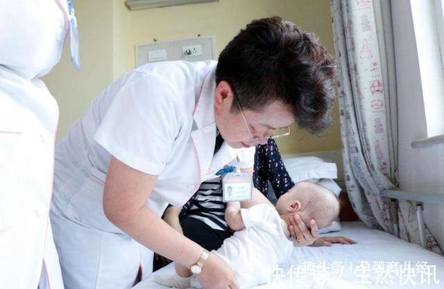 朋友圈|没满月的宝宝就会翻身家长发朋友圈炫耀,朋友劝赶快送医院