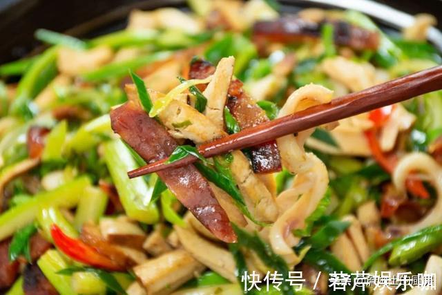 詹姆士|这菜太省心了！随手一炒超级下饭，盘它