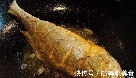 煎鱼时热油下锅还是冷油下锅大厨多加“1样”,鱼皮完整不粘锅