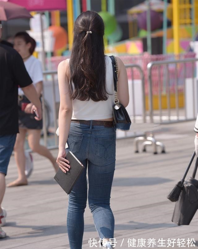 白色 黑色露肩上衣搭配白色短裤，黑白色系，给人一种简洁大方的感觉！