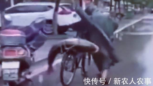 男子意外钓获大鱼，自行车不骑拿来载鱼，走在路上成为全城的亮点