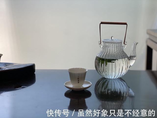 煮白茶的独门秘籍是什么选散茶还是饼茶这份硬核清单告诉你