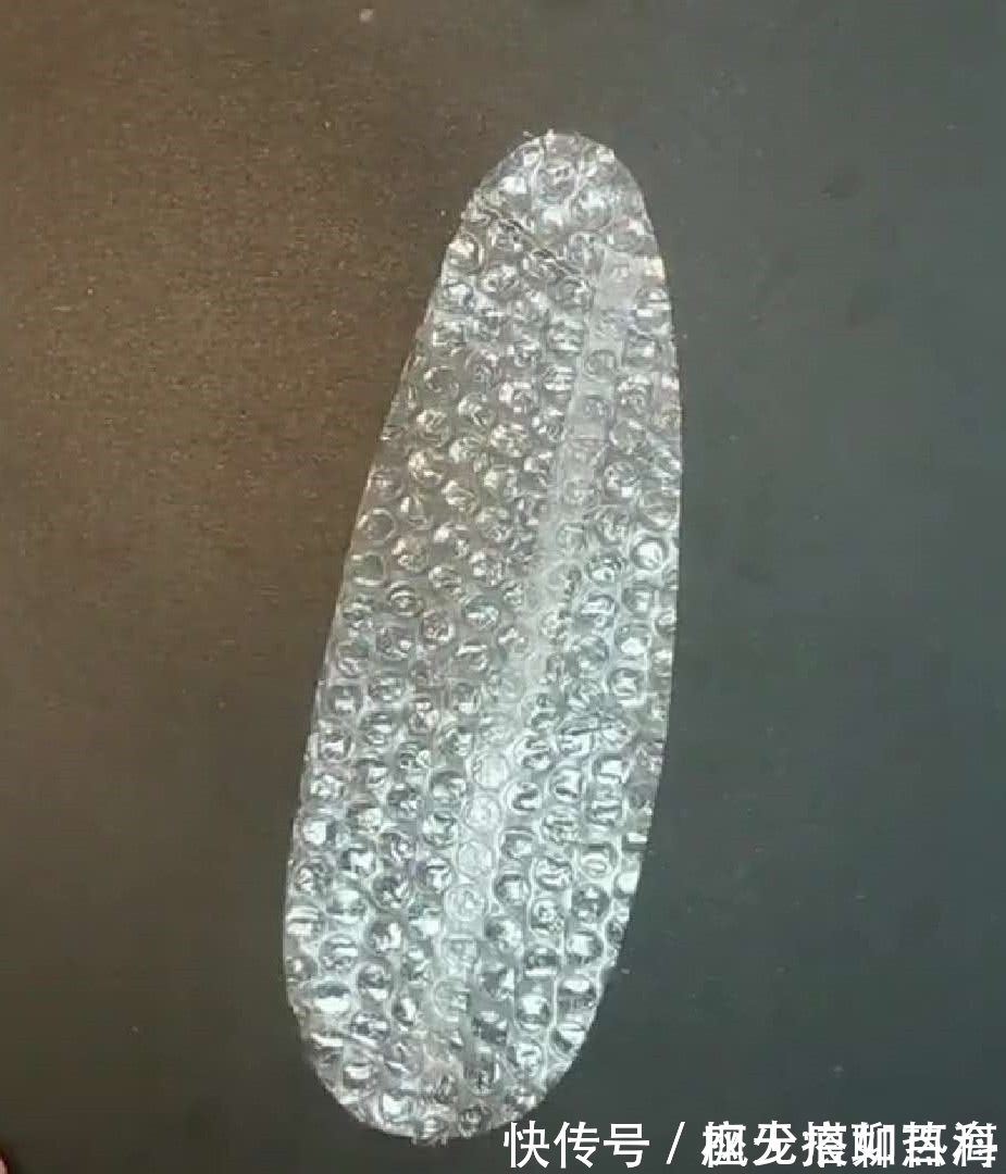 塑料!儿子想吃玉米,宝妈直接给个塑料气泡膜,网友:反手给她一个赞