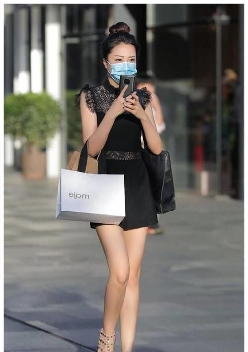 蕾丝|路人街拍，小姐姐肉色丝袜搭配高跟鞋，突显出旗袍的潮流范