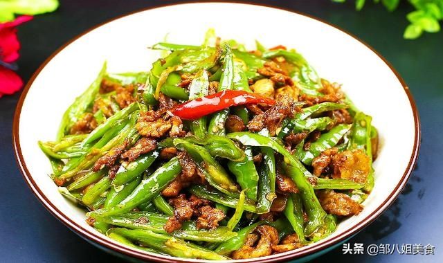做辣椒炒肉，不要切好直接炒，多做两步，麻辣鲜香，越吃越上瘾