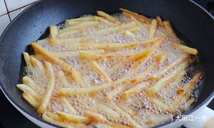 炸薯条的家常做法，3个土豆1碗淀粉，外酥里脆，比肯德基的还好吃