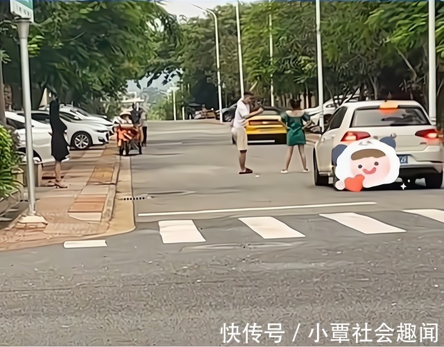 |一女子躺在路上拍段子,还张开双腿手叉腰撒娇,车到身后都不知道