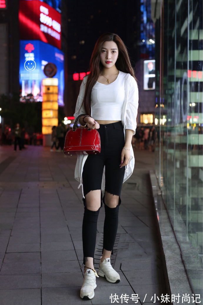 毛衫|街拍,一字肩毛衫搭配黑色纱纱裙,时髦又有女人味!