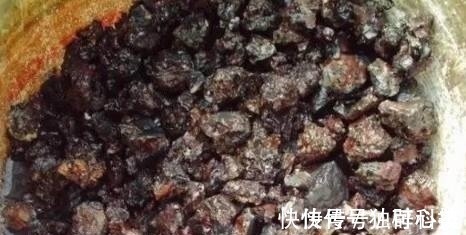 月季长得好不好配土很关键,这种配土方法比买的营养土都好用!