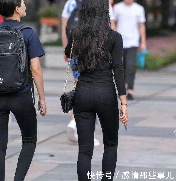 下半身 黑色小脚裤搭配黑色紧身上衣,虽然很常见,却能够凸显气质!