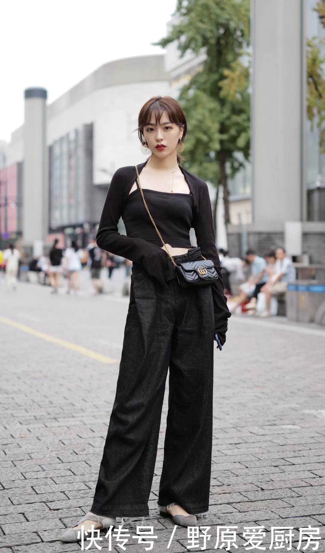 街拍：小姐姐搭配白色露肩连衣裙，两侧抽带的设计衬托出大长腿！