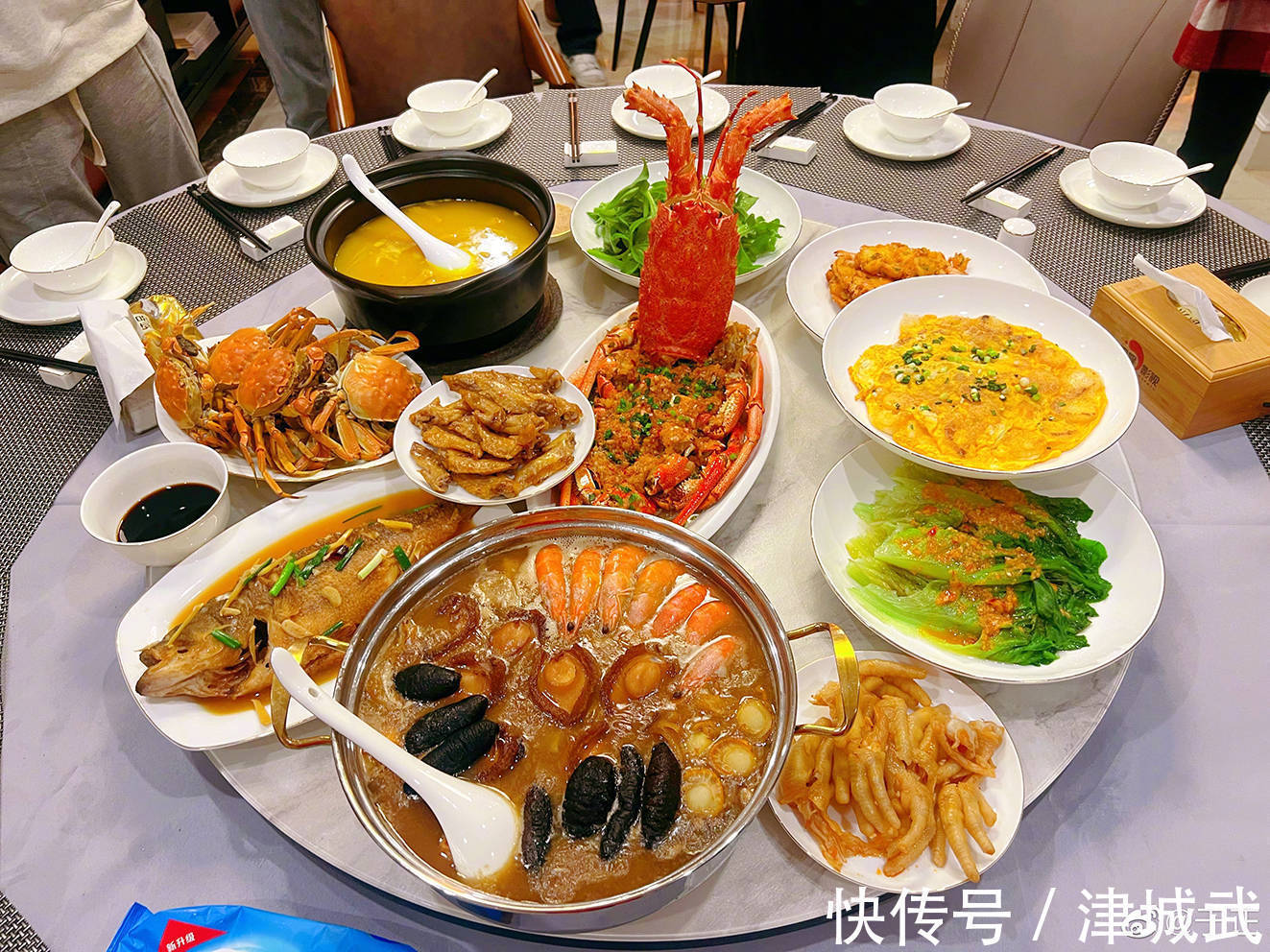 明星晒年夜饭:张艺兴丰盛,肖战下饭,于正太豪华,岳云鹏接地气