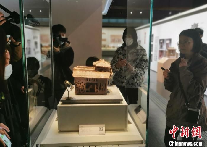 广州169件汉代建筑模型明器展出 见证先民生活场景