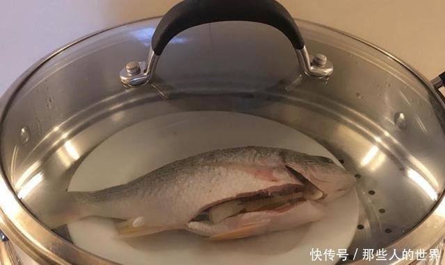 做清蒸鱼，有人加盐，有人加料酒，大厨都别放，这才是正确做法
