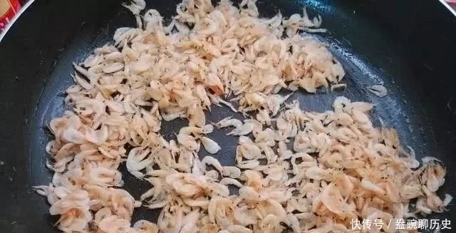虾皮简单一炒,比大鱼大肉还好吃,鲜味十足!