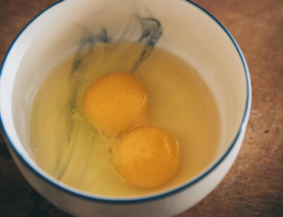  连汤|草鱼我家从不清蒸，放鸡蛋液里裹一裹，出锅解馋过瘾，连汤也不剩