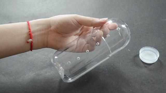 塑料瓶别再扔了,改造一下,粘在厨房里有大用处,省钱又实用