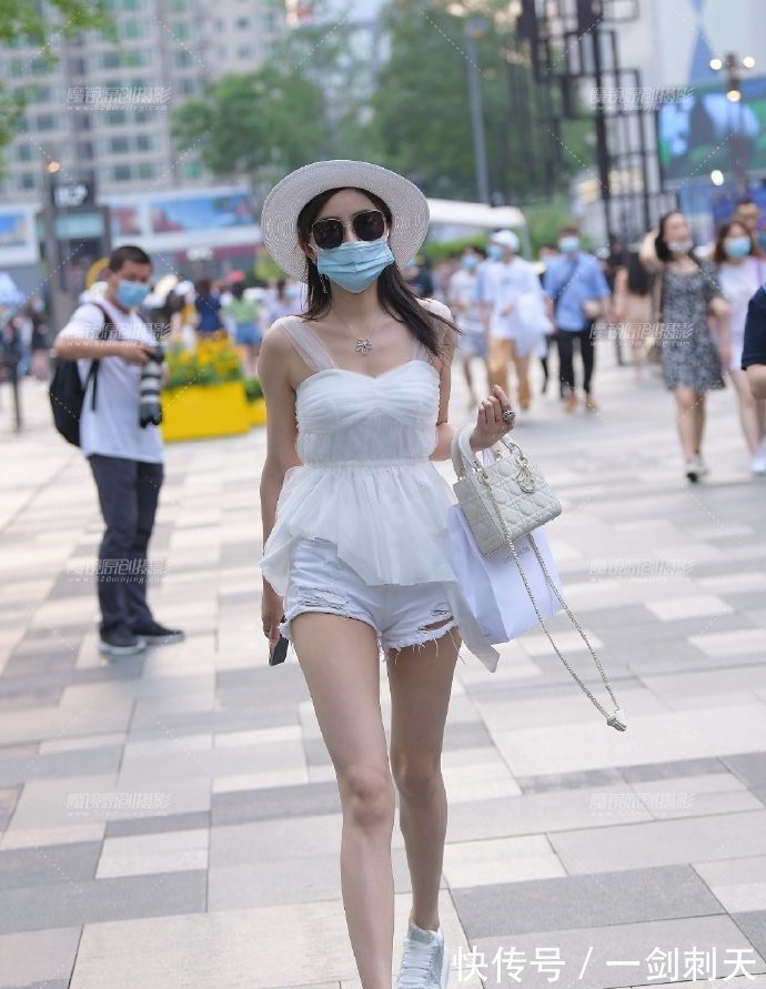 白色 高跟鞋是很美,但是不能“无脑”的穿,超短配白色球鞋不香吗