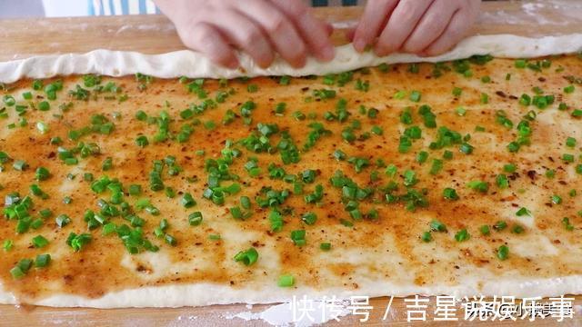 做法|2个土豆1碗面，这做法实在太香了，松软多层像面包，吃一次忘不了