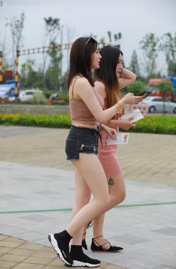 街拍简单而又性感的吊带背心搭配牛仔短裤，很有干净少女的气质