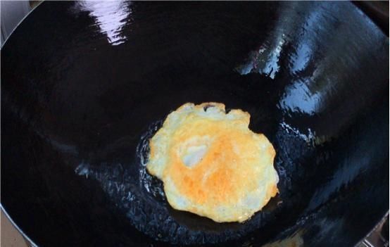 铁锅用久了,又脏又粘锅大厨教你一招,快速又干净,还不粘锅