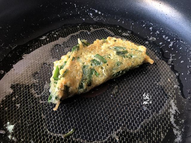 新版韭菜盒子，不用面粉，做法简单，味道香，出锅抢着吃