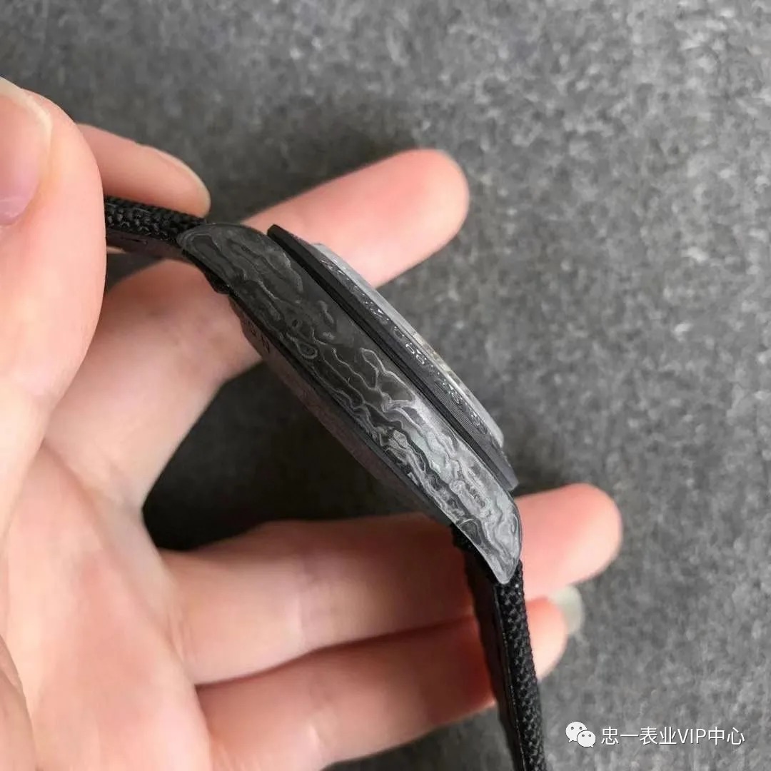 忠一表业:搭载自产4130机芯,N厂碳纤维迪通拿定制版到底如何?