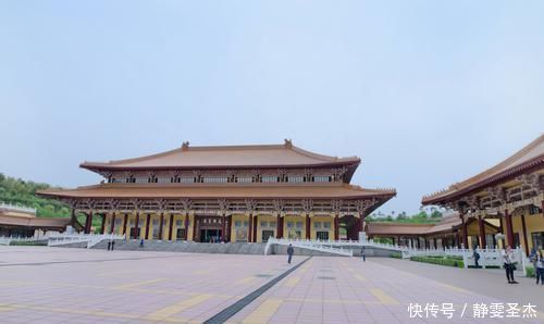 中国最独特的一座寺庙，不仅不需要门票，还用鲜花代替了香烛礼佛