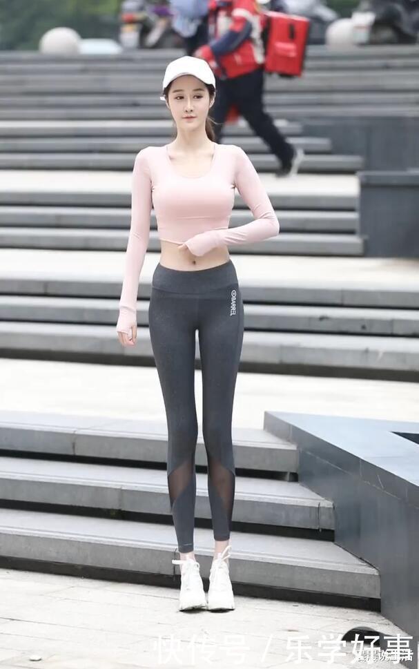 美女穿上“无痕裤”就出门了,没有一定的自信,不敢穿得这么放肆吧