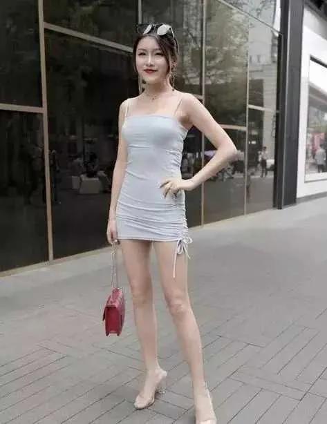 高跟凉鞋 难道今年流行透明高跟凉鞋吗30位美女穿出了简约而不简单的效果