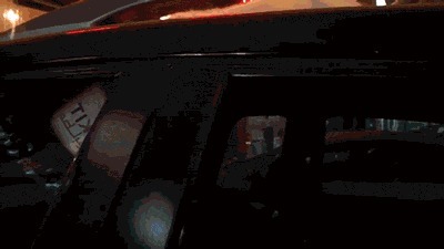 |搞笑GIF:没有一丝丝防备,就被闺蜜坑的一脸懵逼