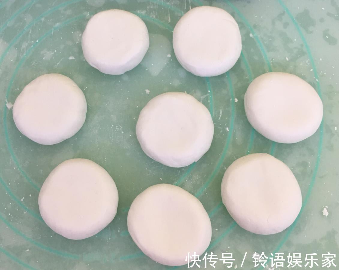 做红糖粑粑,别只会加红糖,多加这2样,色泽更红亮,味道更香甜