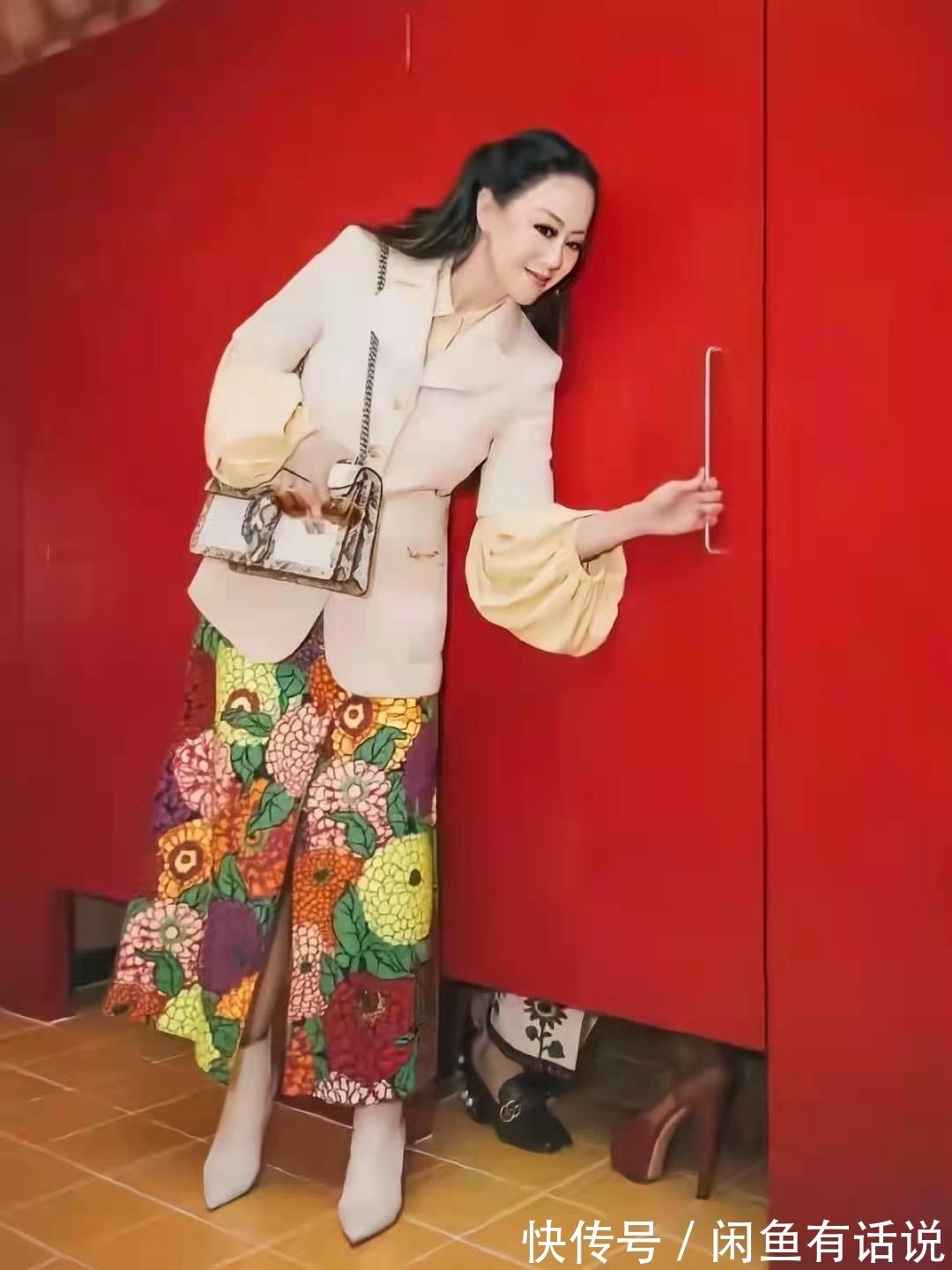 半身裙 章小蕙看秀挺高调,穿西装配半裙手上戴两钻戒,一看就是上流贵妇