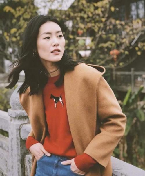 ?别只会穿黑白灰，学习刘雯的“彩色”穿搭技巧，好看又显高级