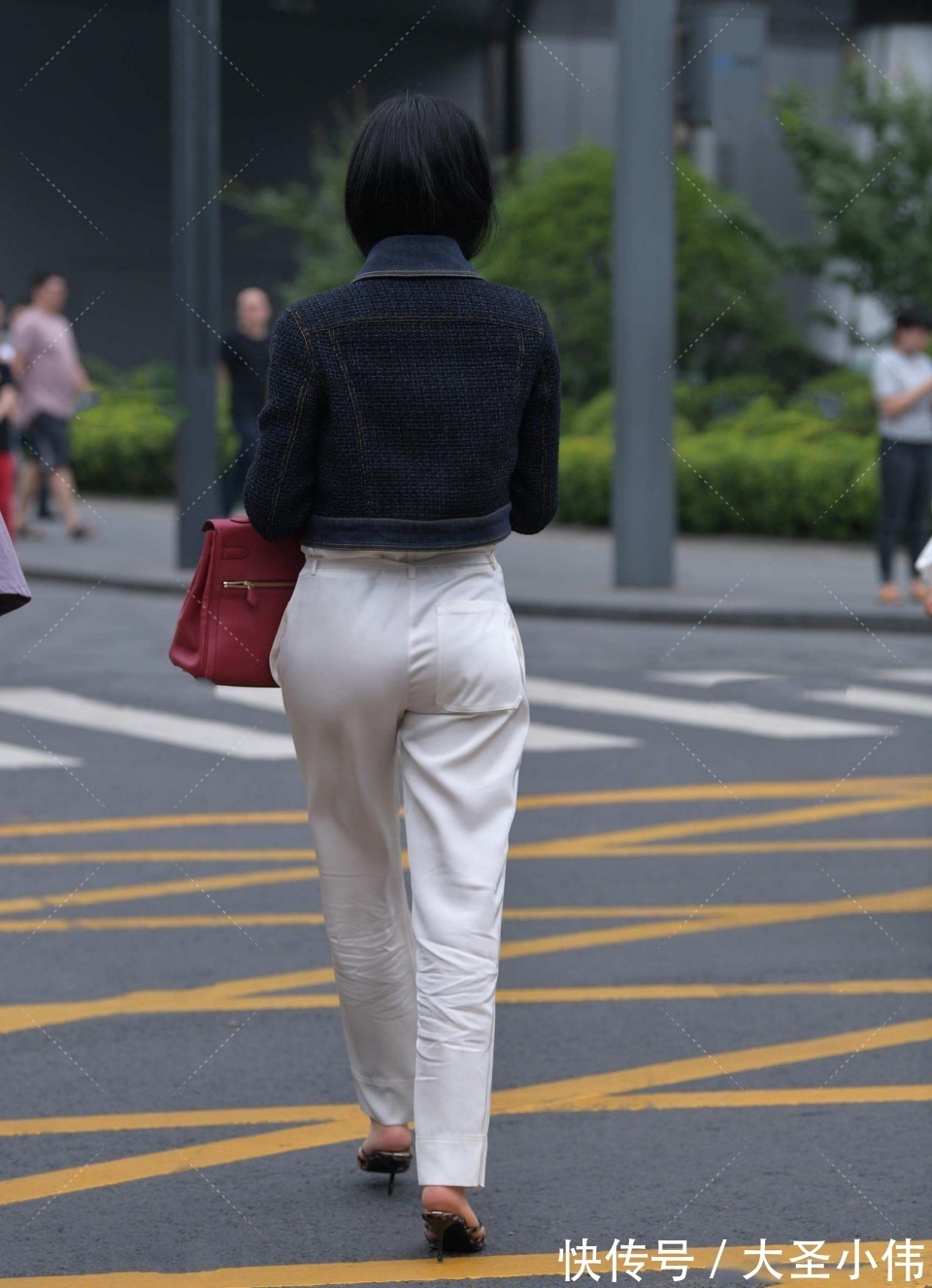 街拍|美女街拍:非常有气场的80后贵妇,看模样不过20岁,估计娶回家很有安全感