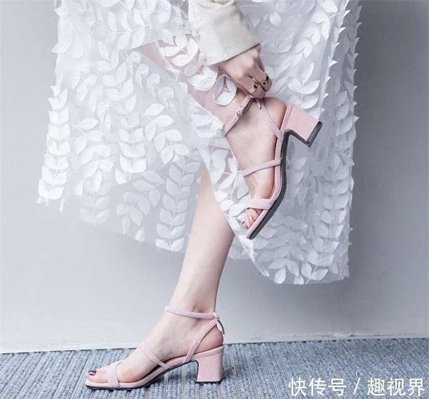 时尚小巧的高跟鞋,让你时刻散发出浓浓的女人味