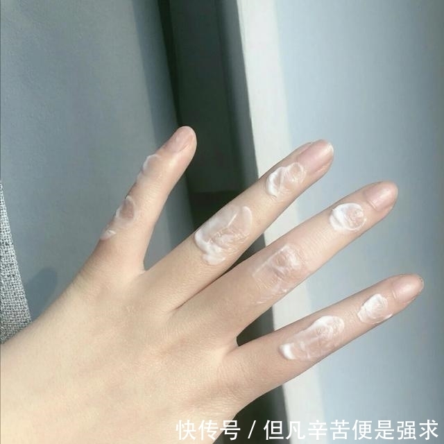 女生除了涂抹护手霜以外，再做好这些事，养成白皙的“纤纤玉手”