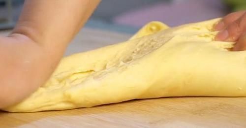 面粉别蒸馒头了，加3个鸡蛋，蓬松拉丝，孩子爱不释手，太香了