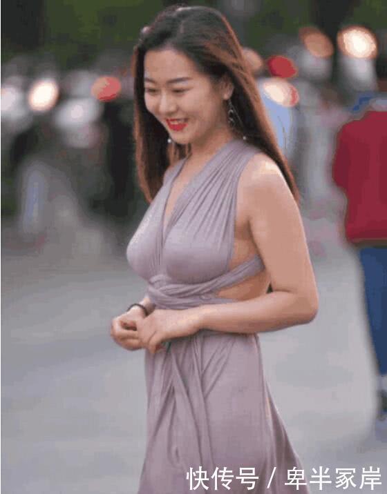 搭配|街拍图4小姐姐穿紧身超短裤,香槟色抹胸性感,天生美人胚子