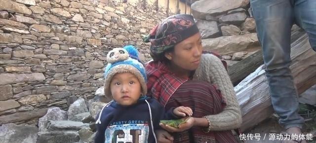 一个菜|尼泊尔农村酒席，非常简单，正餐只有一个菜，零食吃鸡肉