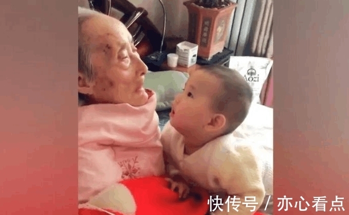 孙辈儿|小宝宝第一次见到90岁太姥姥,跨世纪得相见,心都被暖化了
